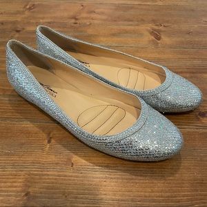 American Glamour Badgley Mischka Yoselin Flats Women's Size 8.5 Silver Sparkle